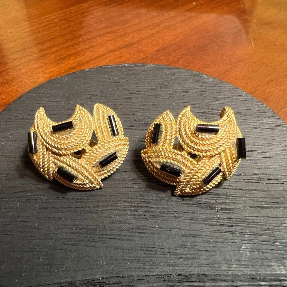 Vintage Crown Trifari Goldtone Clip Earrings, Black Glass Details - Picture 5 of 7